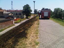 Fiamme sull'argine 
dietro l'ex ospedale