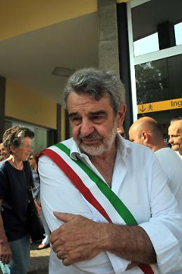 Sindaci, politici, medici, infermieri e tanta gente al presidio per salvare l'autonomia dell'ospedale