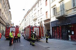 Crolla solaio, le immagini dei soccorritori in corso Campi a Cremona