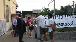 La protesta dei pendolari cremaschi in stazione