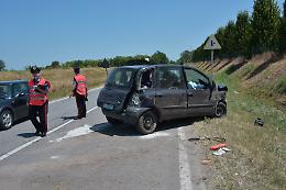 Auto fuori controllo, un uomo finisce all'ospedale
