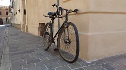 Non dà la precedenza, ciclista travolto