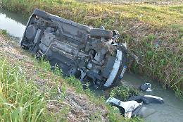 Schianto, scooterista miracolato