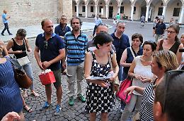 Le immagini della protesta dei genitori in piazza Duomo a Crema