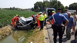 Anziano in auto finisce nel canale