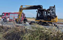 Si asfalta la gronda:
 escavatore in fiamme