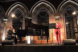 Elio sul palco allestito a Palazzo Trecchi di Cremona