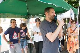 La protesta organizzata dalla Lega davanti alle ex scuole