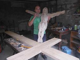 La nuova statua del Cristo in fase di realizzazione da parte di Nicola Volpoiu