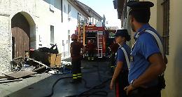 E’ via in ferie, la casa va a fuoco