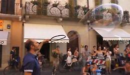 Lo spettacolo delle bolle in Corso Garibaldi a Cremona