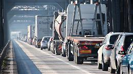 Senso unico sul ponte sul Po, disagi in arrivo lungo la Padana Inferiore
