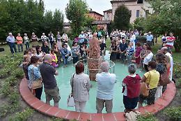 Fedeli e malati immersi nella fonte miracolosa