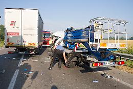 Le immagini dell'incidente che ha mandato in tilt il traffico su via Mantova