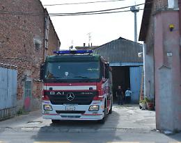Incendio in un capannone, domato da passanti e pompieri