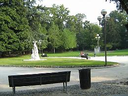 Atti osceni ai giardini pubblici, giovane inseguito da un vigile