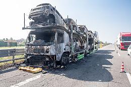Bisarca divorata dalle fiamme in A21, autostrada chiusa per un'ora