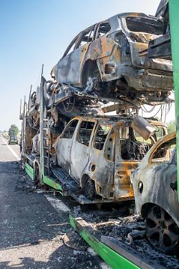 Le immagini della bisarca divorata dalle fiamme in A21 a Cremona