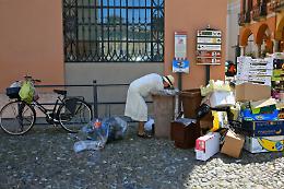 Anziane alla ricerca di cibo, immagini che fanno riflettere