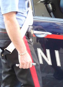 Fugge all’estero con la figlioletta 
