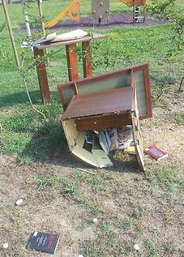 Distrutta una casetta dei libri