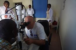 Il medico che ridà la vista