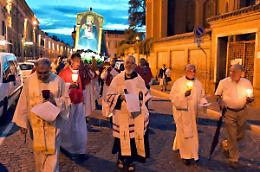 Folla alla processione dell'Assunta