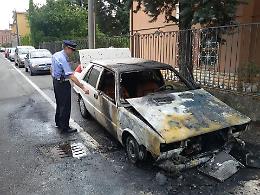 Avvia l'auto e parte una fiammata, distrutta una vecchia Prisma