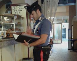 Ruba la cassetta delle mance del bar, inchiodato dalle telecamere e denunciato