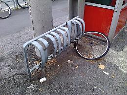 Il degrado nel piazzale dell'autostazione di via Dante a Cremona