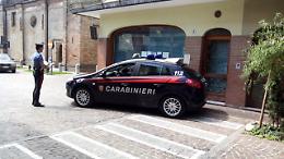 Ruba in un negozio chiuso per ferie