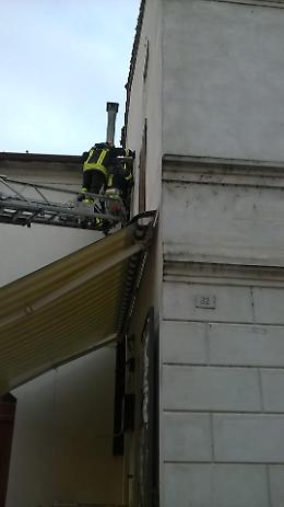 Le immagini dei pompieri impegnati nel salvataggio di una gattina a Bonemerse