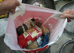 Sacchetti di pasta nei cassonetti
