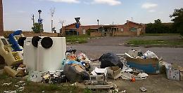 Discarica abusiva davanti a scuola