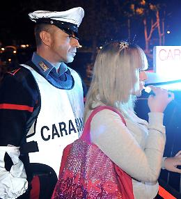 Ubriaca alla guida si schianta e rifiuta l'alcol test, denunciata