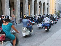 Lo show delle Vespe d'epoca a Cremona