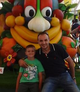 Fabio e Matteo insieme a Foody mascotte di EXPO 2015