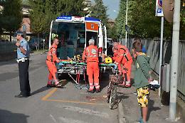 Urta il marciapiede e cade a terra con la bicicletta