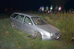 Fuori strada con l'auto, giovanissimo all'ospedale