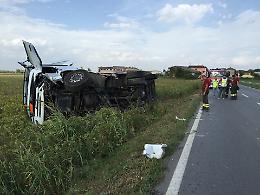 Camion si ribalta, traffico in tilt