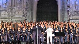 Milano, la magia del grande coro gospel incanta piazza Duomo
