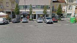 Rubano birra, poi botte a un cliente