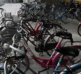 Spariscono una trentina di bici, in azione la gang del furgone