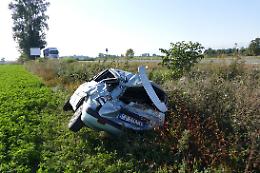 Fuori strada, auto distrutta: ferite lievi per un 51enne