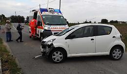 Va dal dentista e si schianta contro un muretto, 27enne ferita
