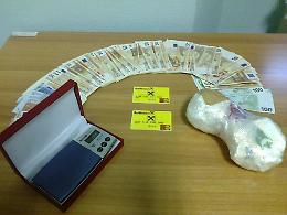 Acquisti con carte di credito clonate, poi sbuca la droga