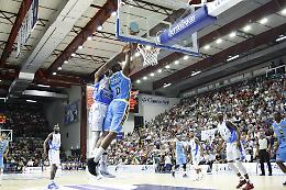 Vanoli beffata, a Sassari cede solo dopo l'overtime (97-90)