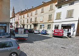 Bottiglie spaccate a terra, trenta persone identificate