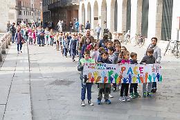 Le immagini dei bambini in marcia per la pace