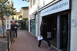 Rapinano la banca ma all'uscita trovano i carabinieri